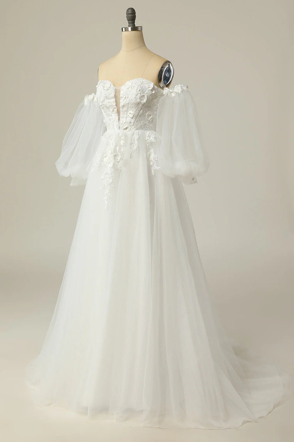 Abito da sposa avorio a maniche lunghe con spalle scoperte e linea ad A